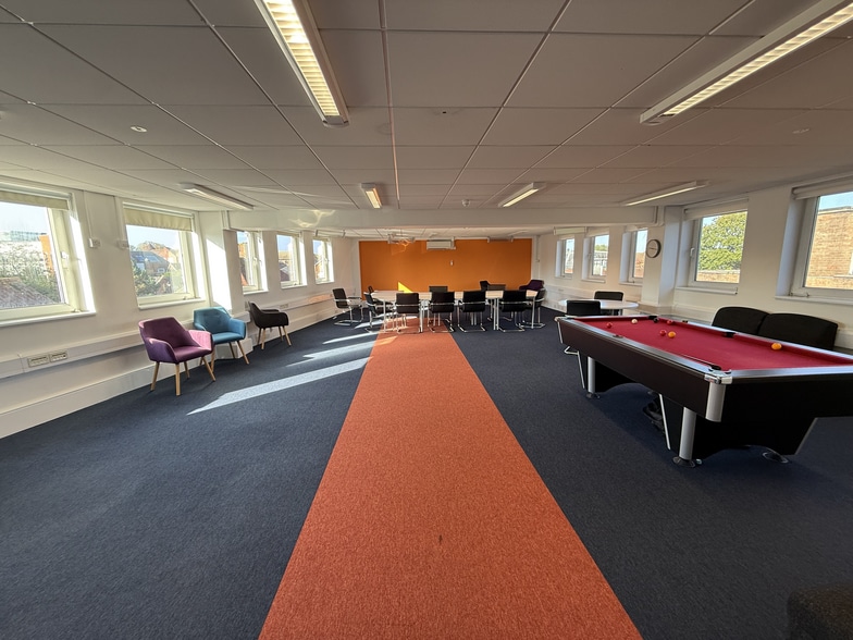 50-52 The Broadway, Crawley for lease - Interior Photo - Image 3 of 3