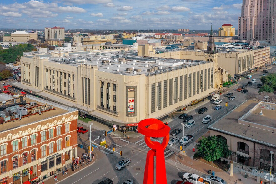 849 E Commerce St, San Antonio, TX à louer - Photo du bâtiment - Image 2 de 9