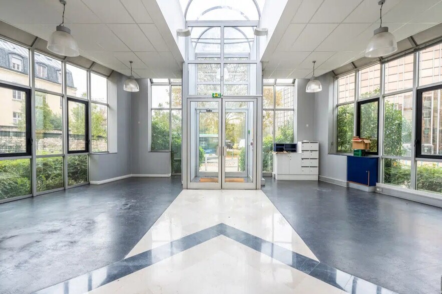 Bureau dans Gentilly à vendre - Hall d’entrée - Image 2 de 10