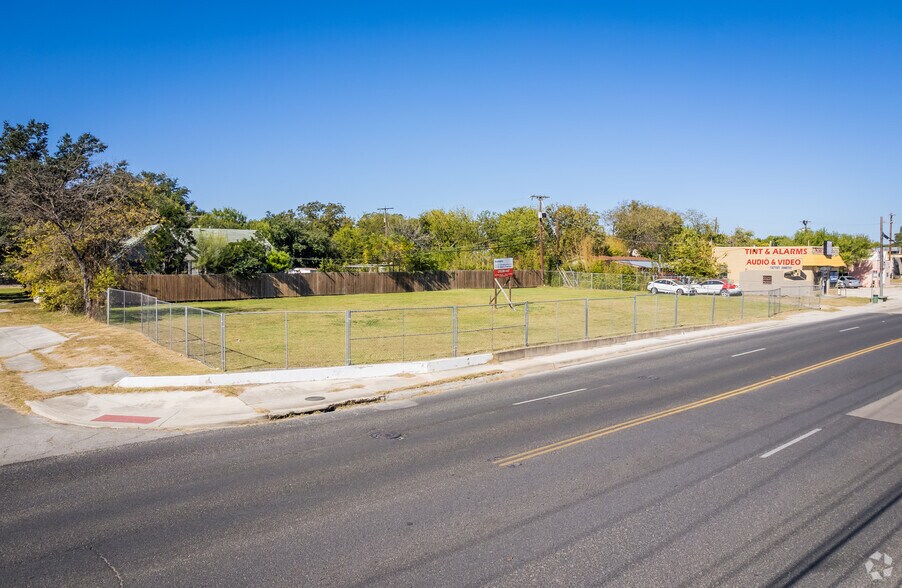 2401 Blanco Rd, San Antonio, TX à vendre - Photo du bâtiment - Image 2 de 7