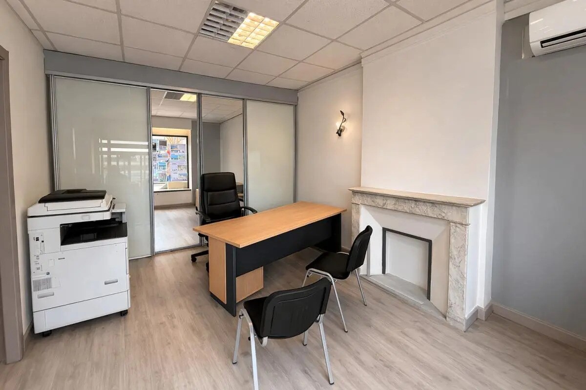 Retail in La Londe-les-Maures for lease Interior Photo- Image 1 of 5