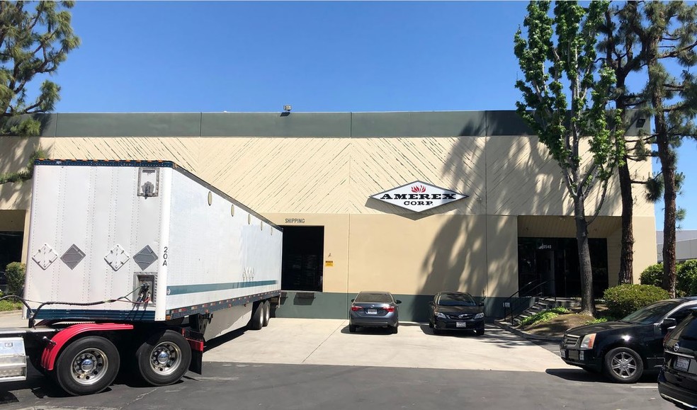 10504-10540 Pioneer Blvd, Santa Fe Springs, CA à louer - Photo du bâtiment - Image 3 de 4