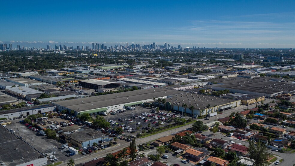 213-215 SE 10th Ave, Hialeah, FL à louer - Photo du bâtiment - Image 2 de 4