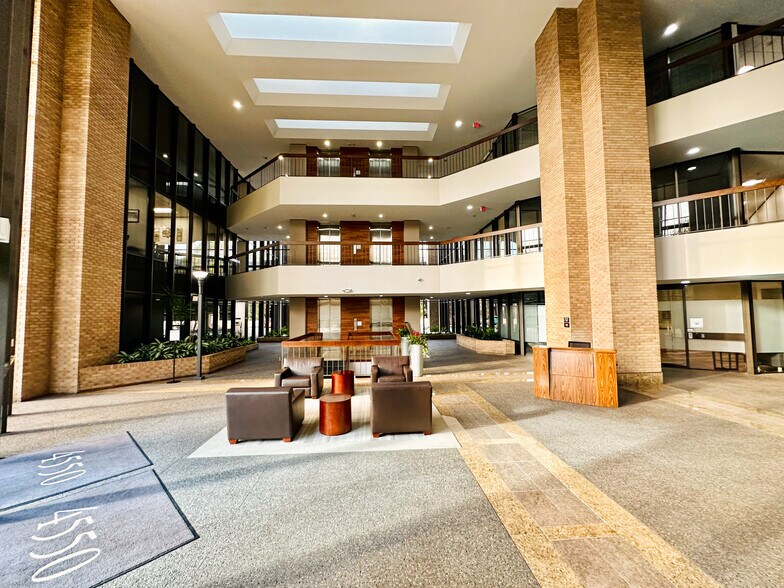 4550 Post Oak Place Dr, Houston, TX à louer - Hall d’entrée - Image 3 de 6