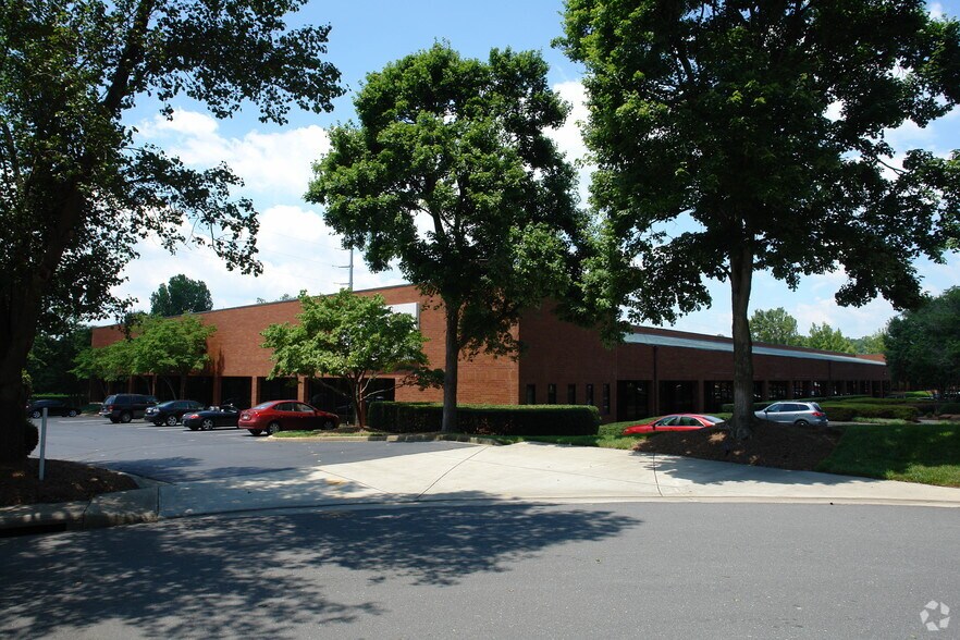 9844 Southern Pine Blvd, Charlotte, NC à louer - Photo du bâtiment - Image 3 de 6