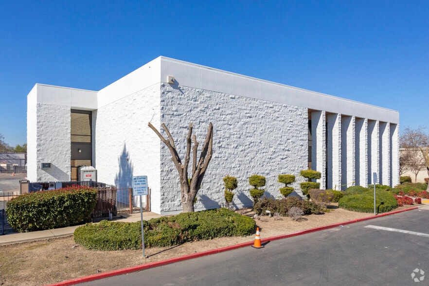 3185 M St, Merced, CA for sale - Building Photo - Image 3 of 36
