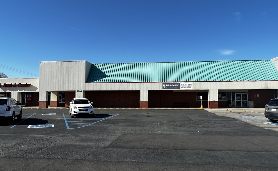 1707-1709 N Walnut St, Hartford City, IN à louer - Photo du bâtiment - Image 2 de 8