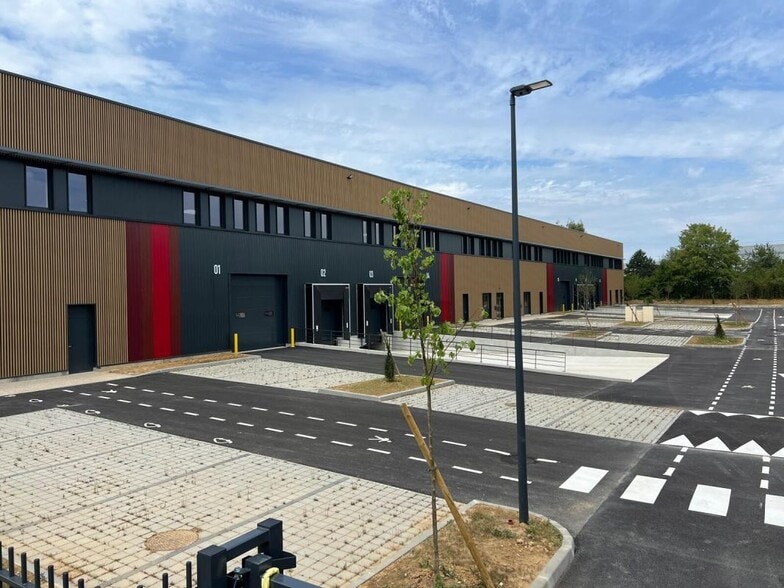 Flex in Mitry Mory for lease - Building Photo - Image 2 of 5