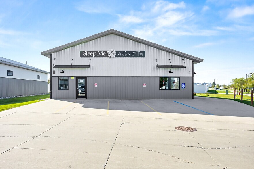 5498 51st Ave S, Fargo, ND à vendre - Photo du bâtiment - Image 3 de 24
