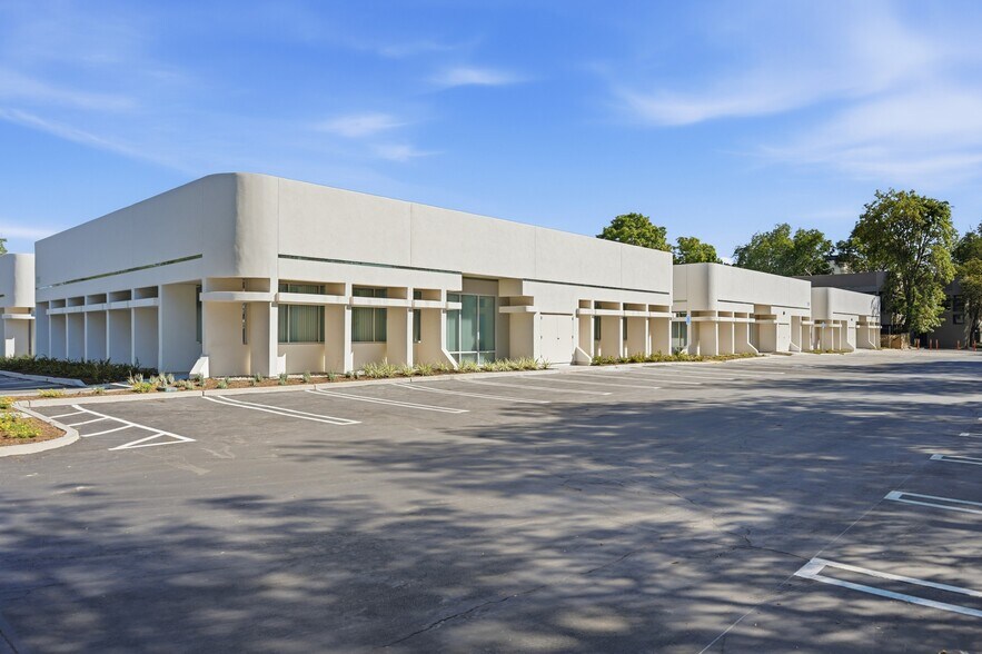 1371 Warner Ave, Tustin, CA à louer - Photo du bâtiment - Image 3 de 22