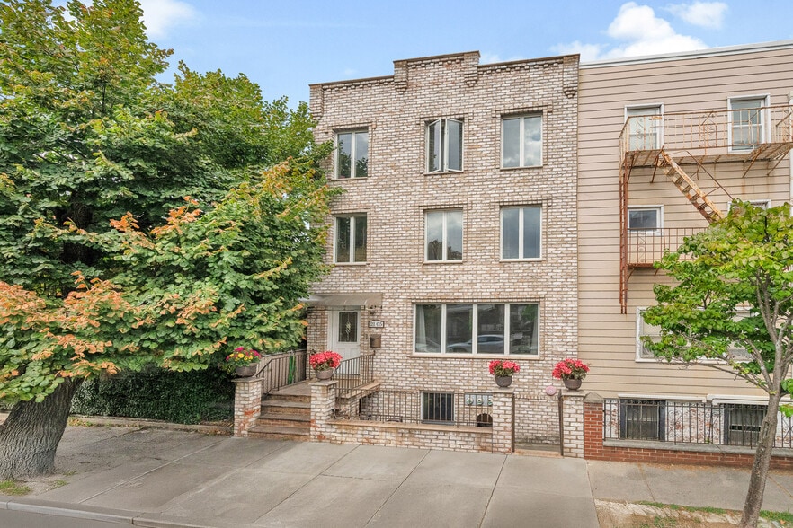 2105 33rd Ave, Astoria, NY à vendre - Photo du bâtiment - Image 2 de 22