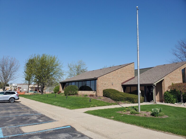 6258 W Pierson Rd, Flushing, MI à louer - Photo du bâtiment - Image 2 de 44