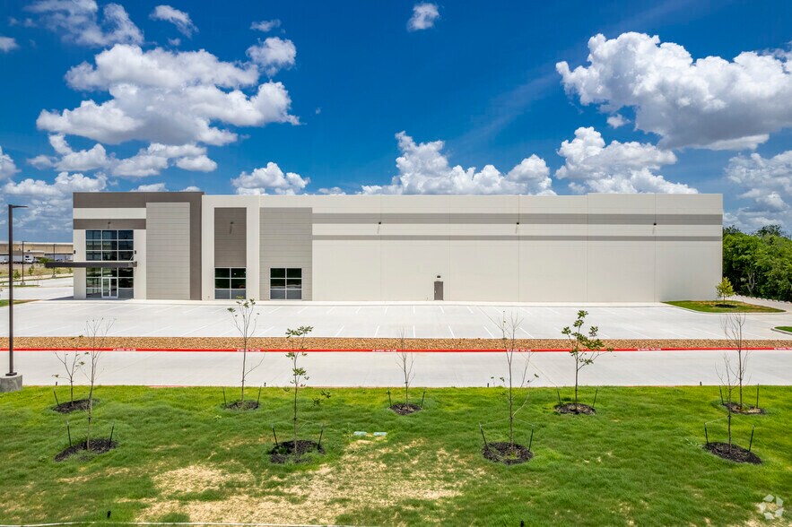 5311 Dietrich Rd, San Antonio, TX à louer - Photo du bâtiment - Image 2 de 8