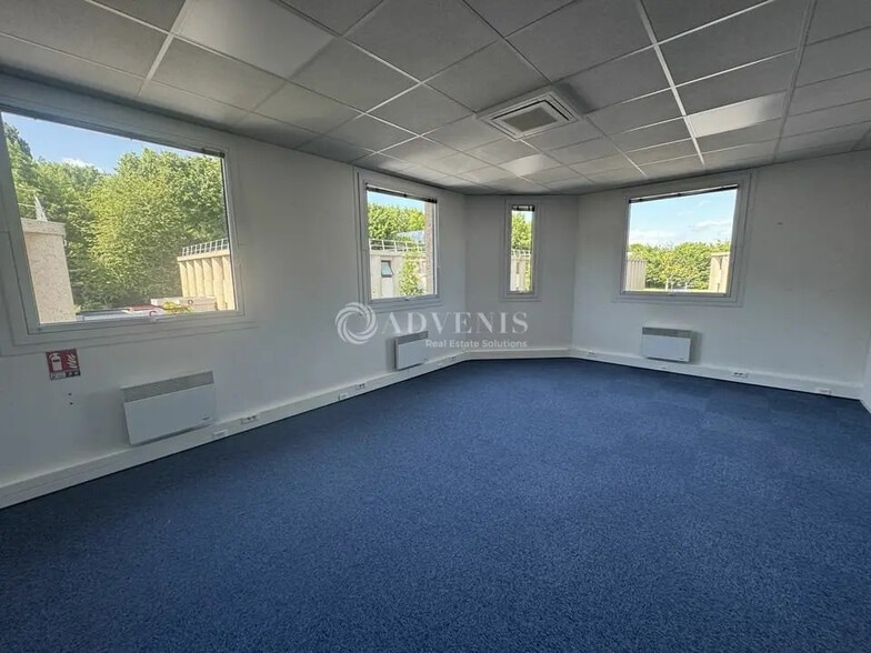 Office in Tremblay-en-France for lease - Interior Photo - Image 3 of 5