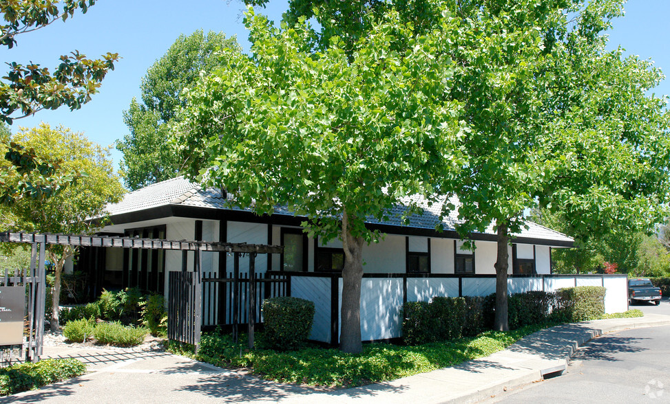 4740 Hoen Ave, Santa Rosa, CA à vendre - Photo du bâtiment - Image 1 de 1