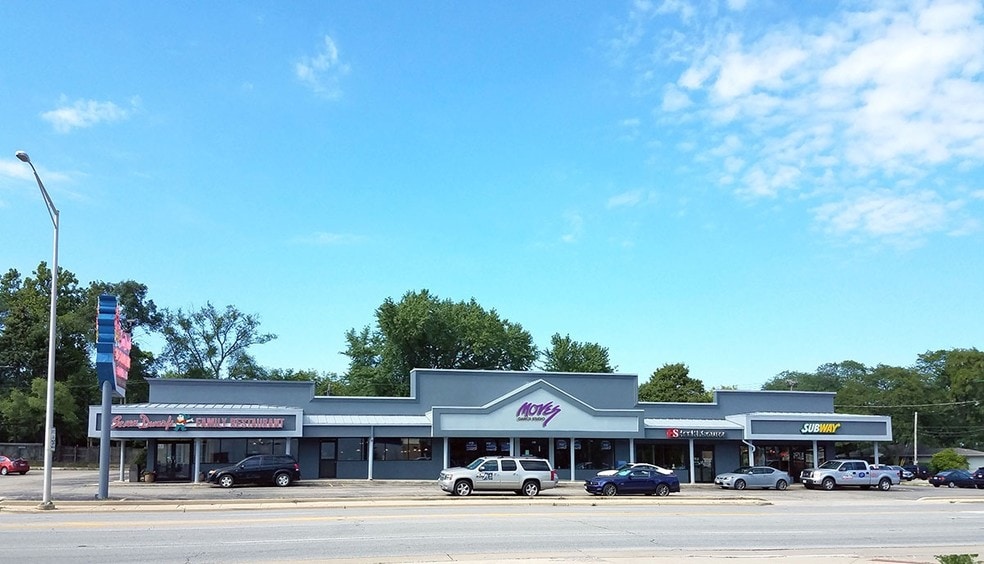 921-925 E Roosevelt Rd, Wheaton, IL for lease - Building Photo - Image 3 of 18