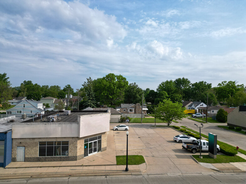 1055-1059 E 9 Mile Rd, Hazel Park, MI à louer - Photo du bâtiment - Image 3 de 8