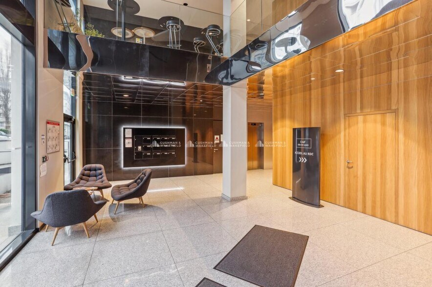 Office in Villeurbanne for lease - Building Photo - Image 3 of 14