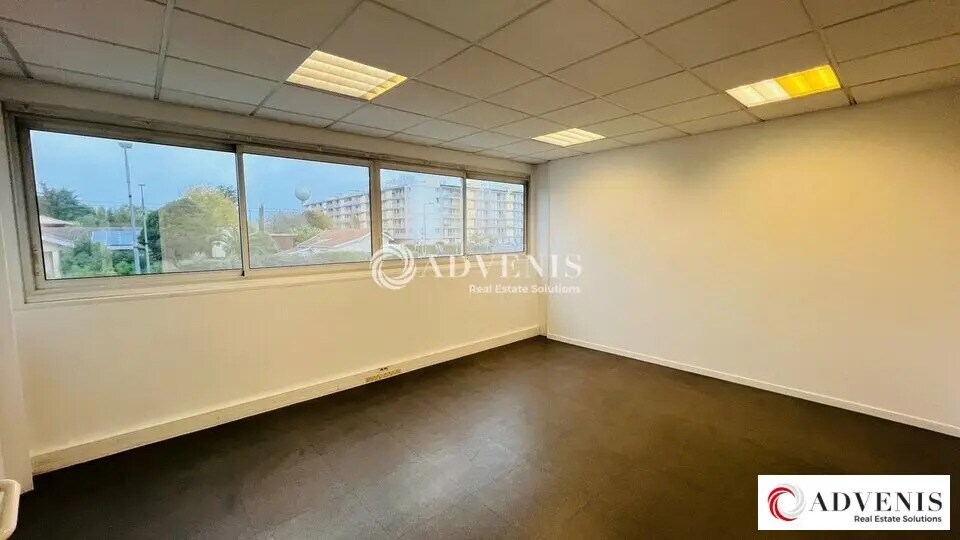 Office in Lormont for lease - Interior Photo - Image 3 of 5
