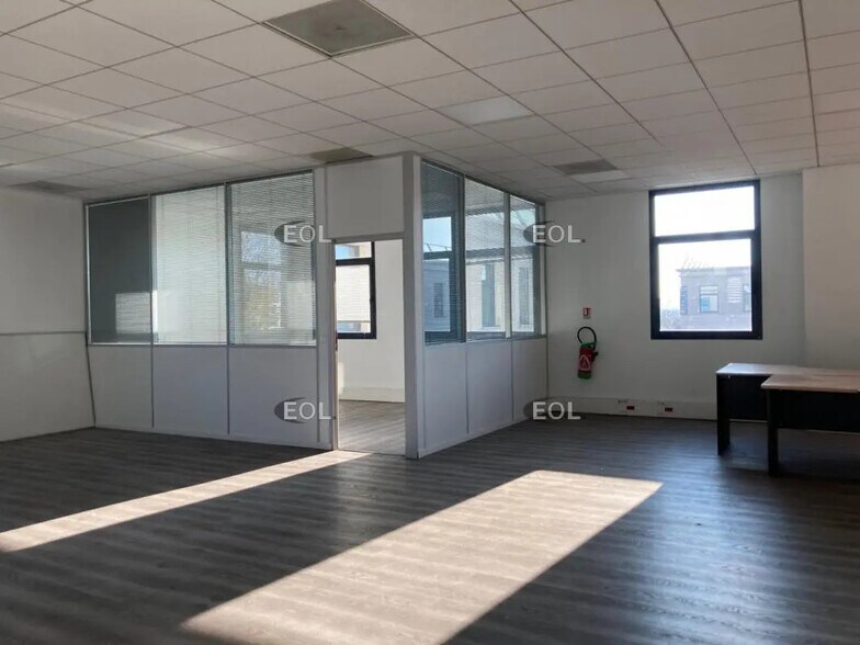 Office in Créteil for lease - Interior Photo - Image 3 of 7