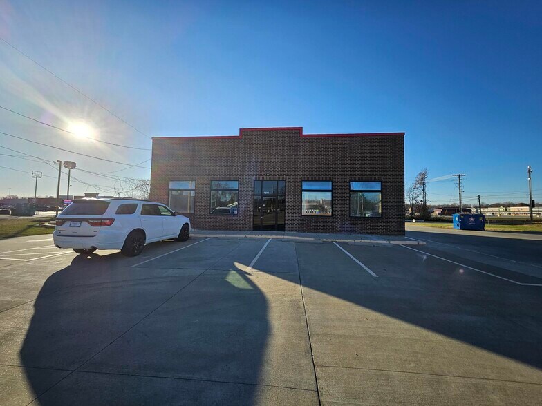 4210 N 1st Ave, Evansville, IN à louer - Photo du bâtiment - Image 2 de 9