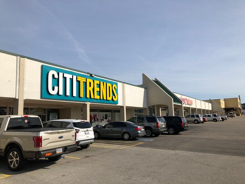 Alpine St, Longview, TX à louer - Photo du bâtiment - Image 1 de 3