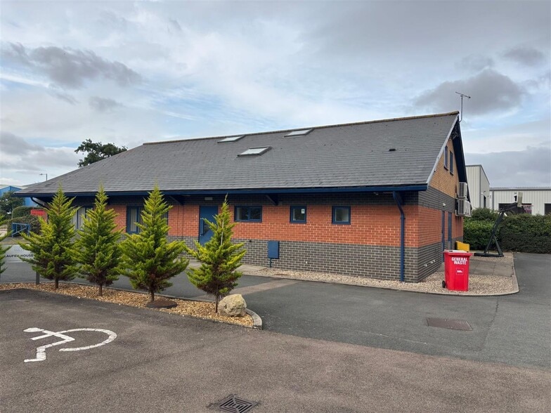 Crab Apple Way, Evesham for lease - Building Photo - Image 3 of 8