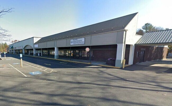 Plus de détails pour 489-493 Bernardston Rd, Greenfield, MA - Commerce de détail à louer