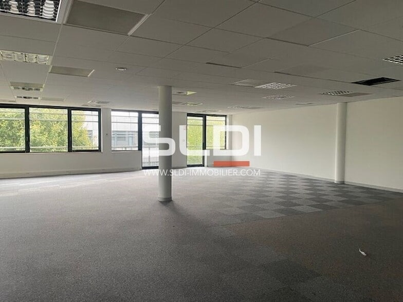 Office in Saint-Priest for lease - Interior Photo - Image 3 of 7