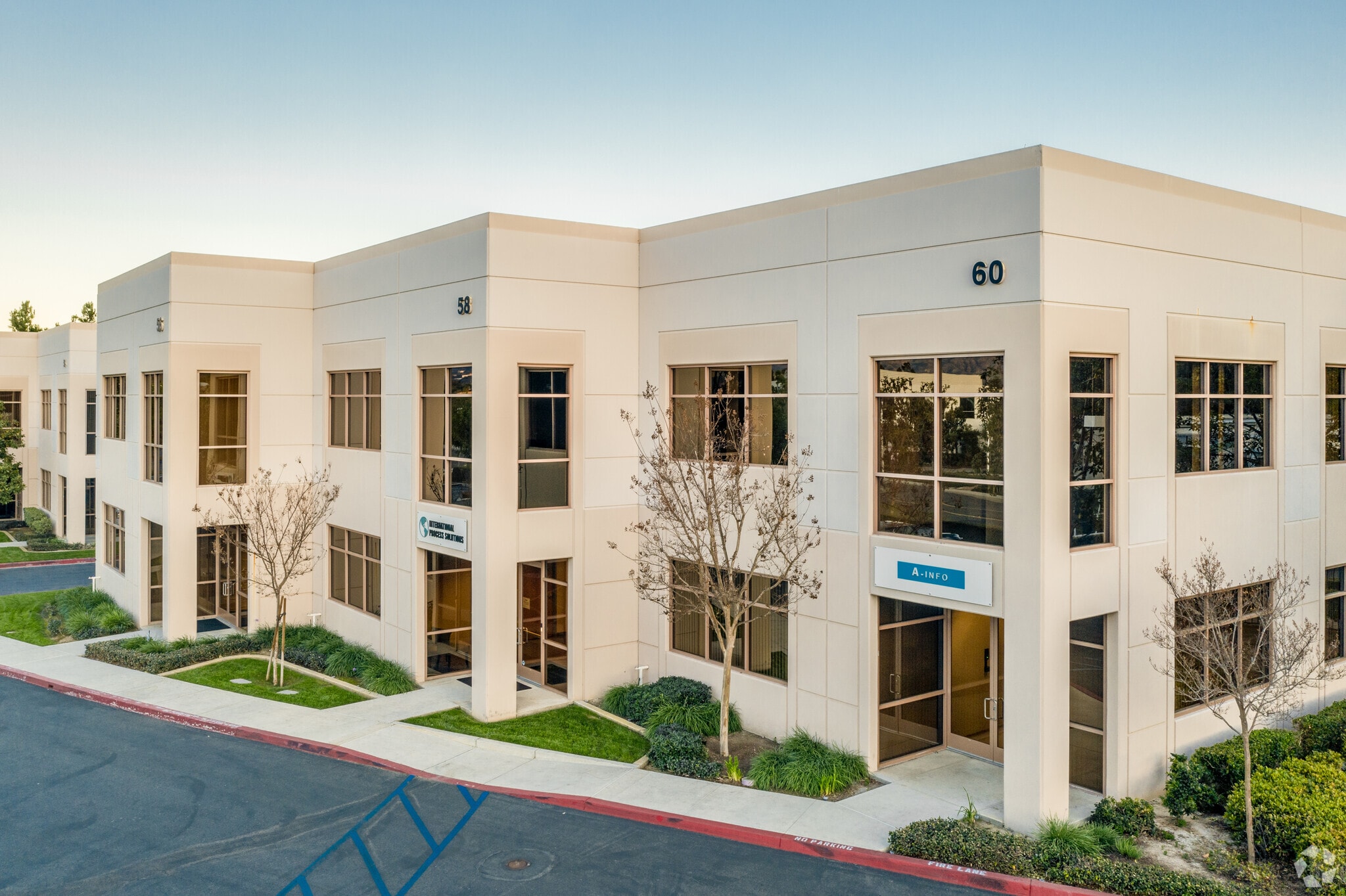 58 Tesla, Irvine, CA à louer Photo principale- Image 1 de 7