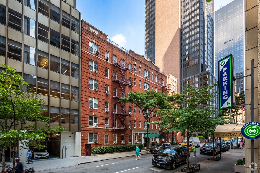 225 E 47th St, New York, NY à vendre - Photo du bâtiment - Image 2 de 12