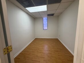7506-7560 NW 70th St, Miami, FL à louer Photo intérieure- Image 2 de 20