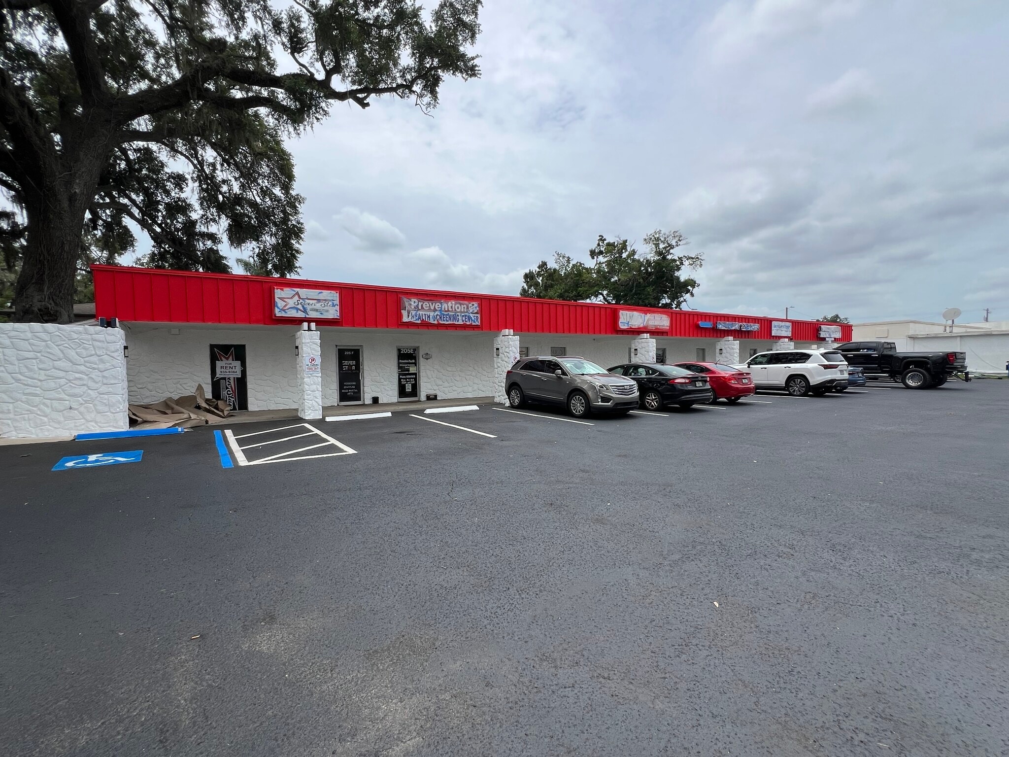205 E Brandon Blvd, Brandon, FL for lease Building Photo- Image 1 of 6