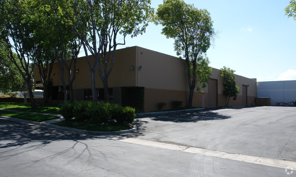 1001 Brioso Dr, Costa Mesa, CA à louer - Photo du bâtiment - Image 2 de 7