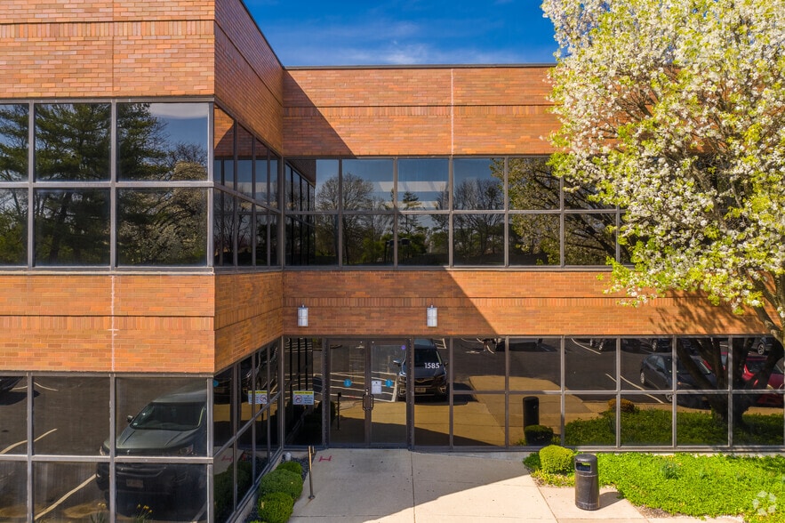 1585 Woodlake Dr, Town And Country, MO à louer - Photo du bâtiment - Image 3 de 6