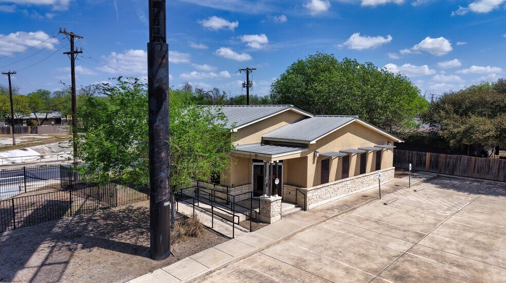 5727 W I-10 Fwy, San Antonio, TX à louer - Photo du bâtiment - Image 2 de 40