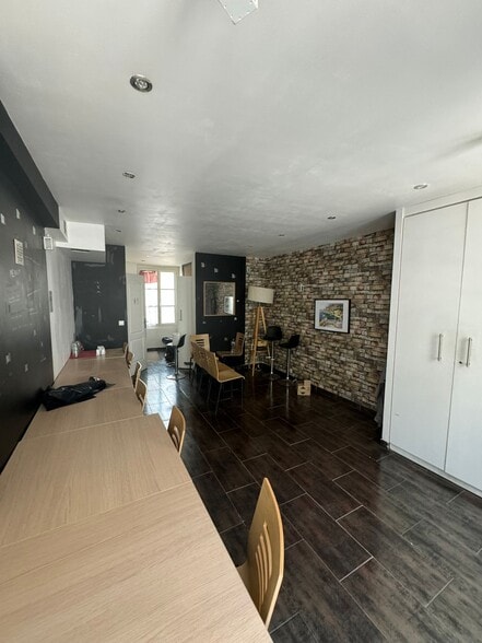 Retail in Paris for lease - Interior Photo - Image 3 of 4