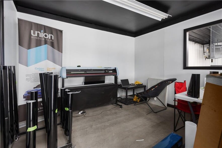 3709 Pickett Rd, Saint Joseph, MO for sale - Interior Photo - Image 2 of 44