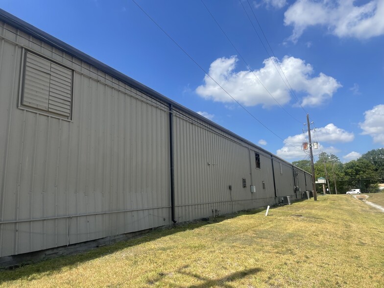 1325 S Houston Ave, Humble, TX à louer - Photo du bâtiment - Image 3 de 8