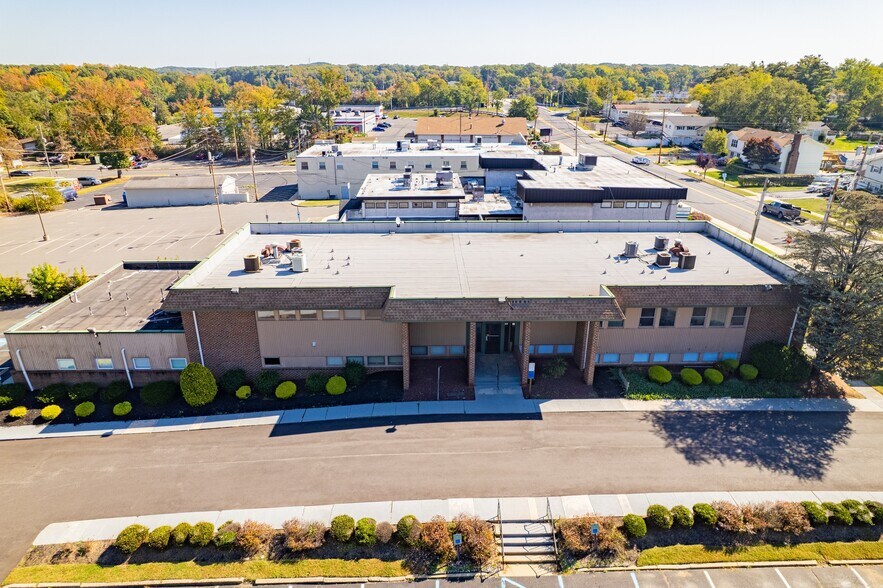 28 Throckmorton Ln, Old Bridge, NJ à louer - Photo du bâtiment - Image 1 de 22