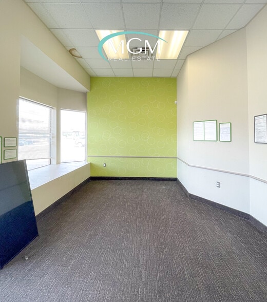 1652 E Houston St, Beeville, TX for lease - Building Photo - Image 3 of 17