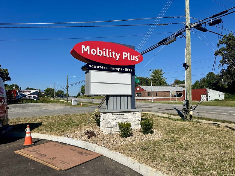 2705 W Market St, Johnson City, TN for lease - Building Photo - Image 2 of 4