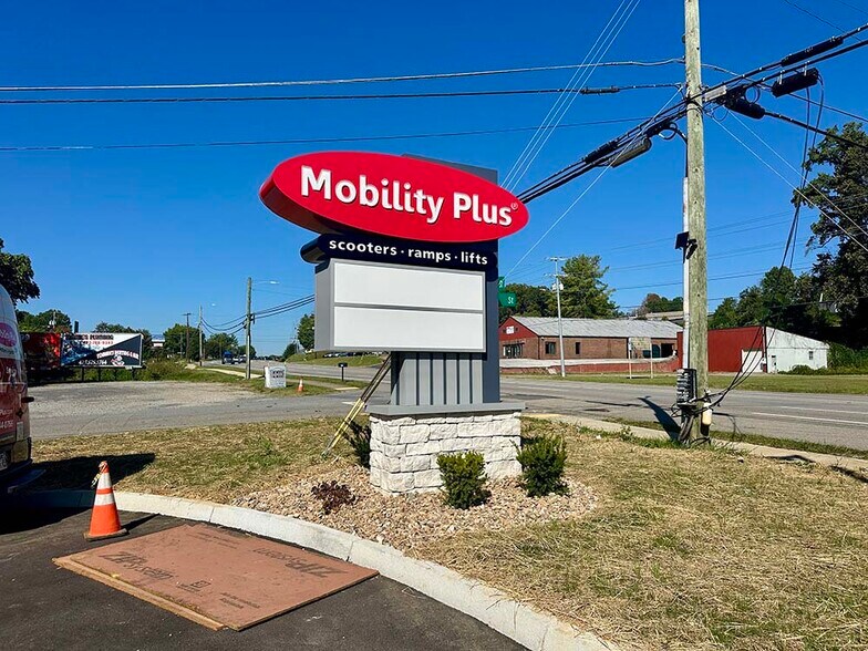 2705 W Market St, Johnson City, TN à louer - Photo du bâtiment - Image 2 de 4