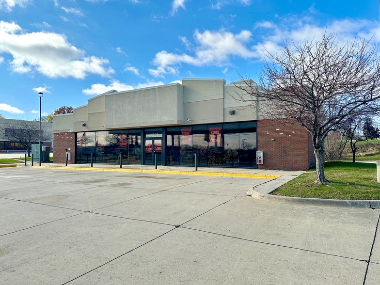 2181 Logan Ave, Waterloo, IA for lease - Building Photo - Image 1 of 5