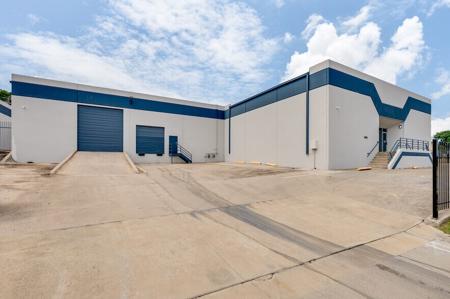 2570 W Commerce St, Dallas, TX à louer - Photo du bâtiment - Image 1 de 7