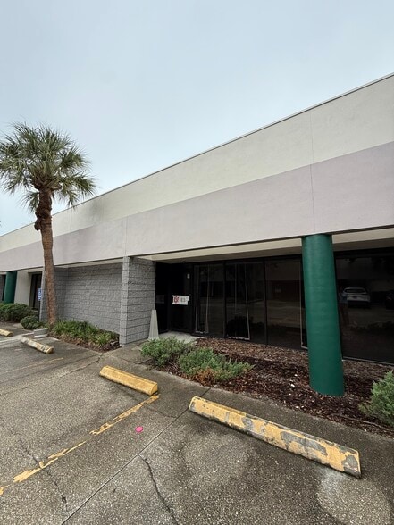 1748 Independence Blvd, Sarasota, FL for lease - Building Photo - Image 2 of 11