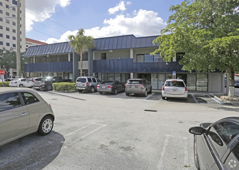 3725-3735 SW 8th St, Coral Gables, FL à louer - Photo du bâtiment - Image 2 de 18