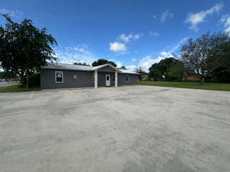 More details for 200 W College Ave, Devine, TX - Office for Sale