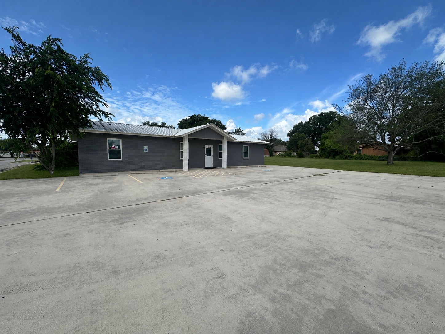 200 W College Ave, Devine, TX for sale Building Photo- Image 1 of 14