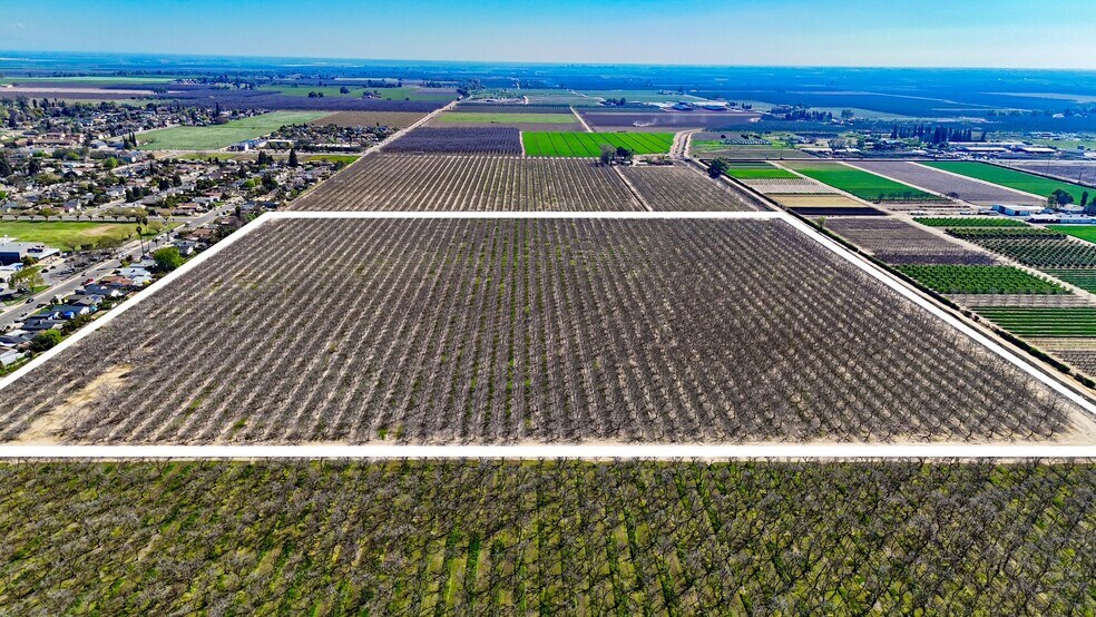 896 N Mariposa Ave, Visalia, CA à vendre - Aérien - Image 3 de 13
